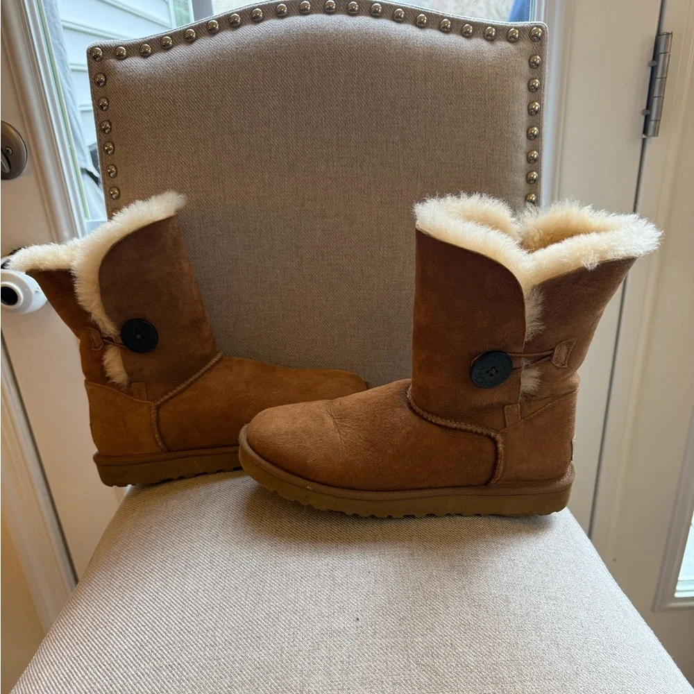 Authentic UGG Australia Bailey Button Boots in Walnut - Size 7 - Picture 3 of 11